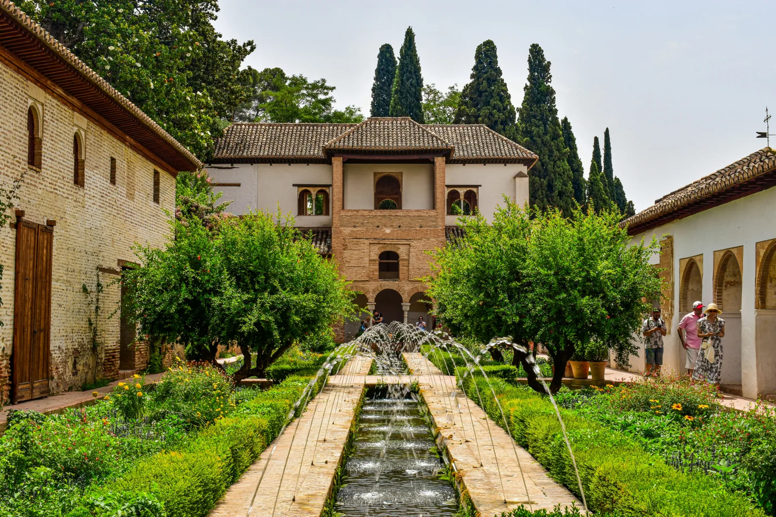 Villa mit Brunnen und Gartenanlage