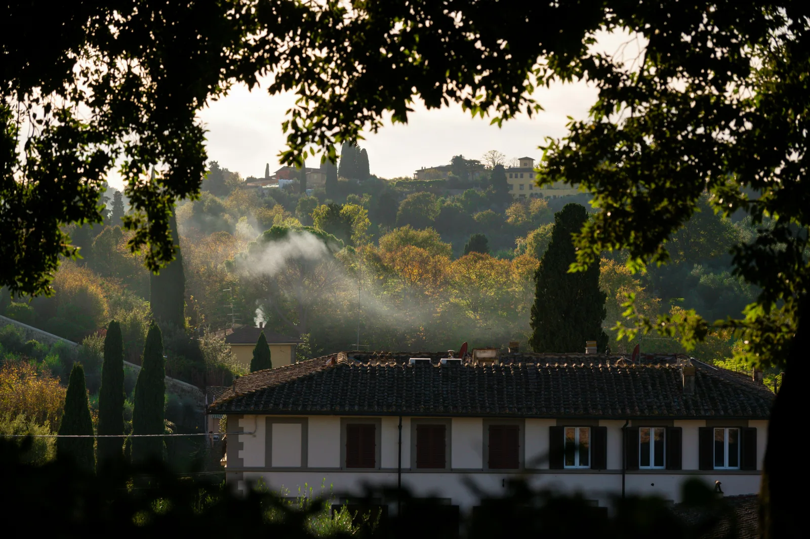 Toskanische Landschaft mit Dorf im Morgennebel